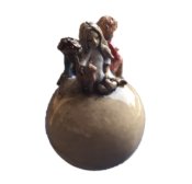beeldje 3 kinderen op bol